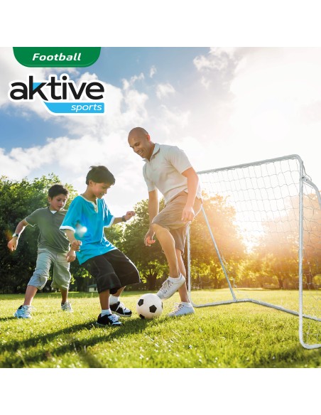 But de football avec toile d'entraînement