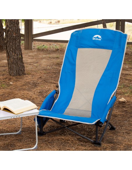 Silla plegable baja y transpirable azul con posavasos
